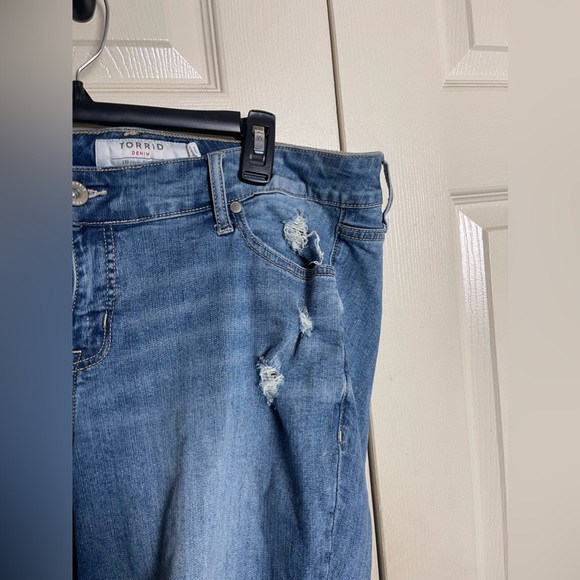 Torrid Distressed Lightwash Jean Shorts Size 16 - Picture 3 of 9
